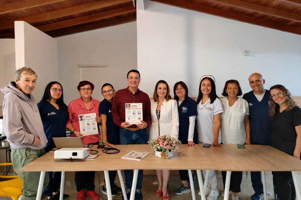 Equipo de Centro Reloj de Arena reunido con familias