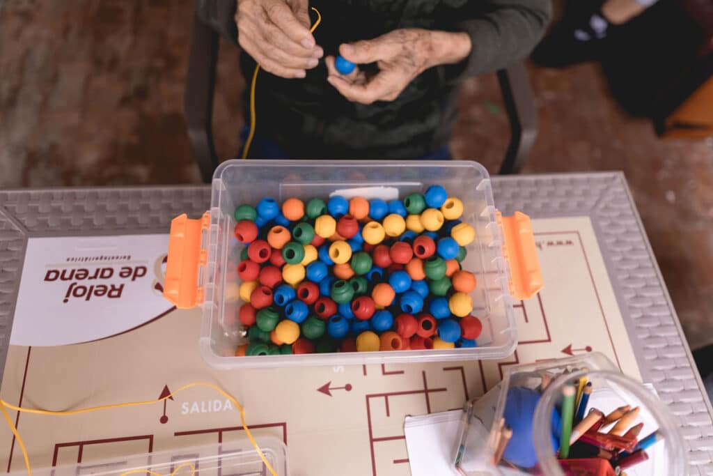 Material de estimulación cognitiva con fichas de colores sobre una mesa