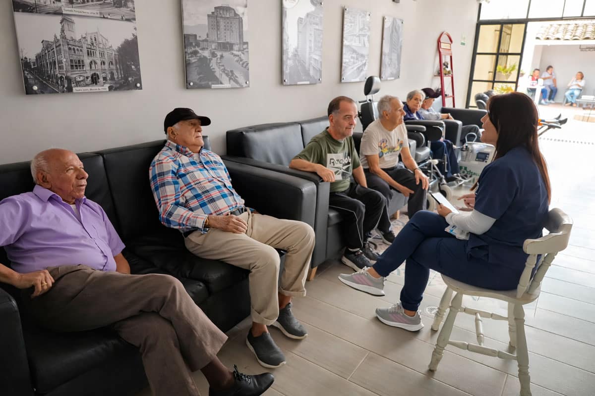 Adultos mayores comparten en la sala de Centro Reloj de Arena
